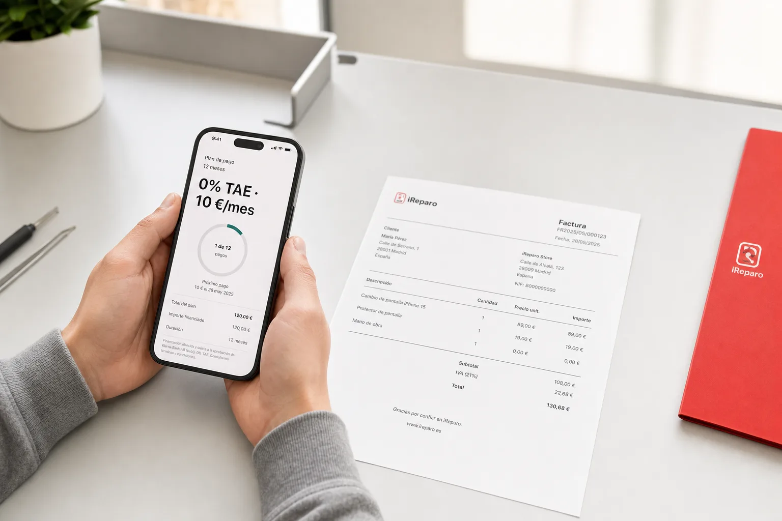 iPhone mostrando plan de financiación 0% TAE con factura iReparo